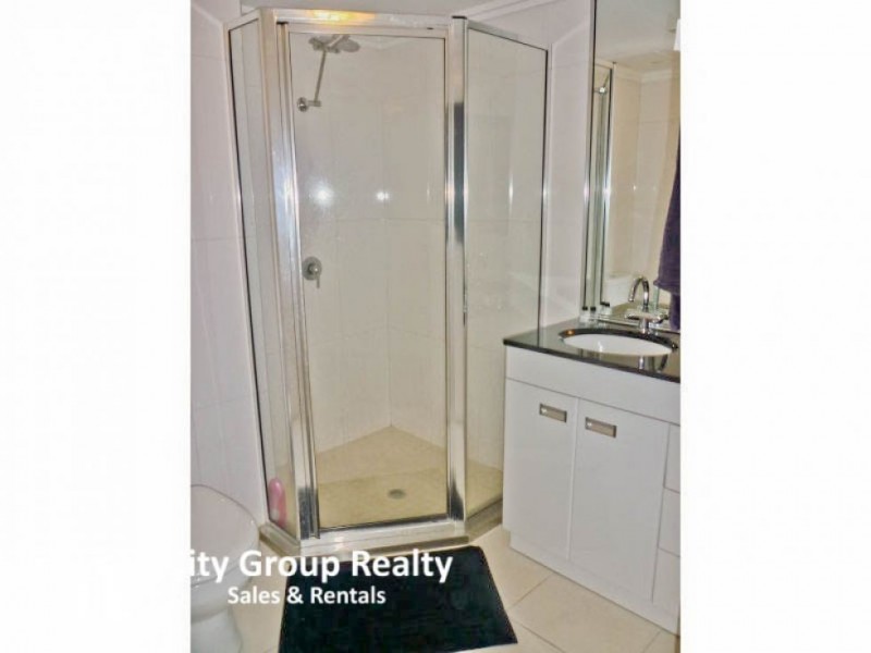 25 Northcliffe Tce, Surfers Paradise QLD 4217