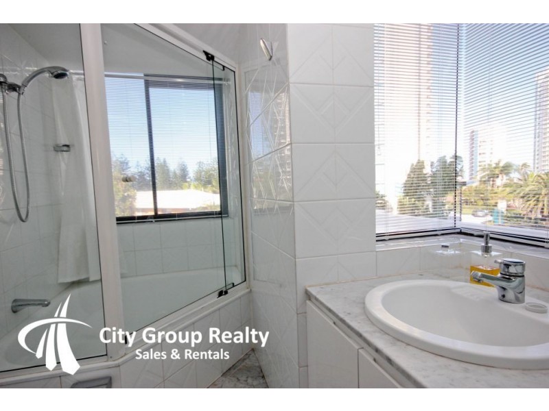 17 Peak Avenue, Main Beach QLD 4217