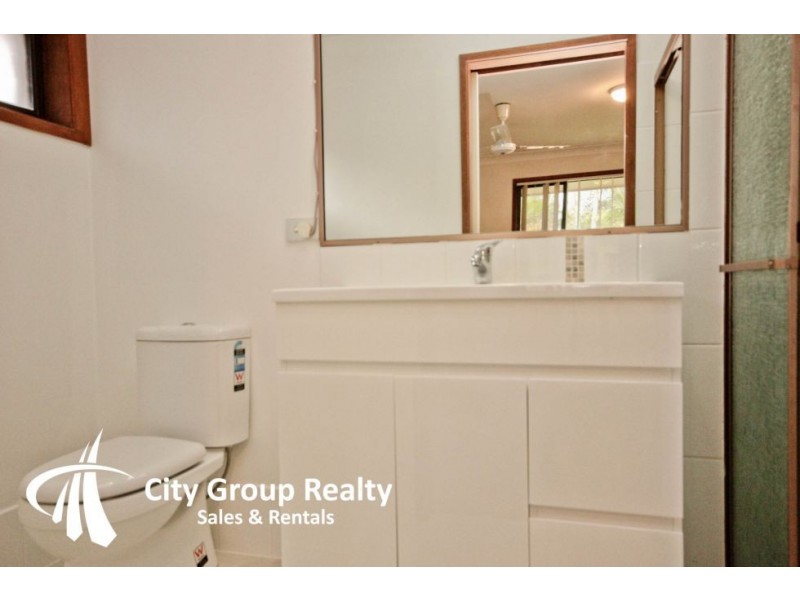 18 Redleaf Court, Burleigh Waters QLD 4220