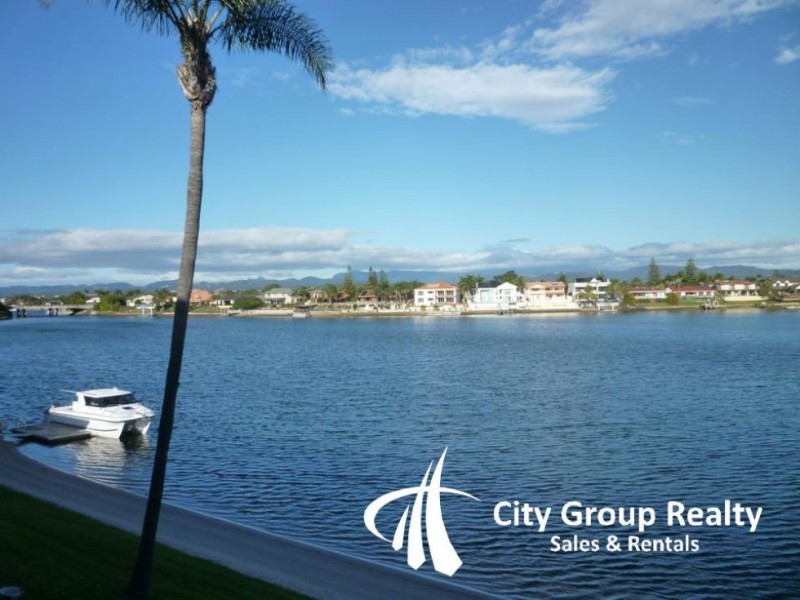 33 Duet Drive, Mermaid Waters QLD 4218