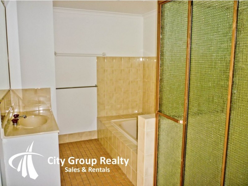 33 Duet Drive, Mermaid Waters QLD 4218