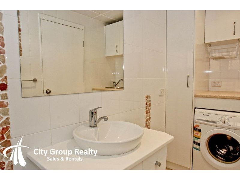 19 Sonia Street, Mermaid Waters QLD 4218