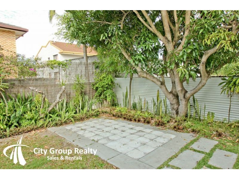 19 Sonia Street, Mermaid Waters QLD 4218