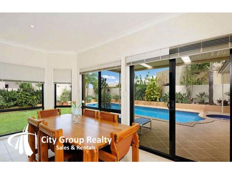 77 Edinburgh Road, Benowa QLD 4217