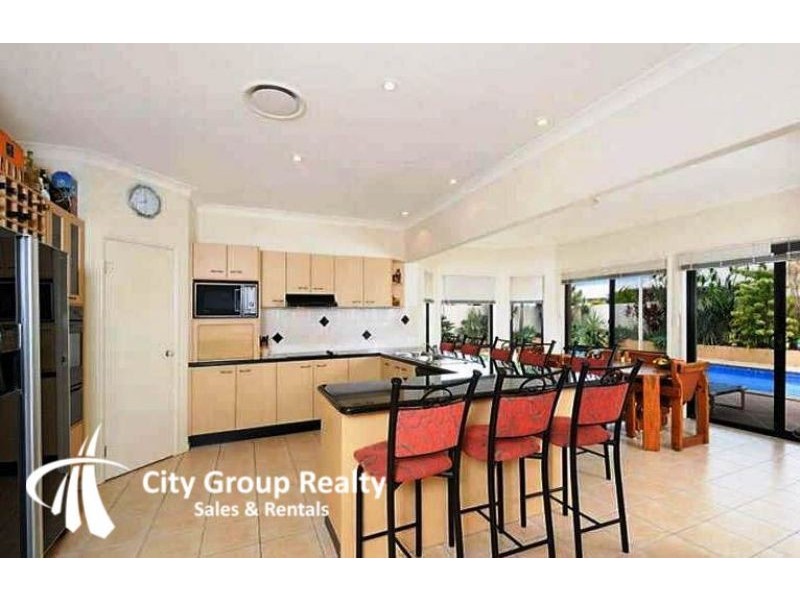 77 Edinburgh Road, Benowa QLD 4217