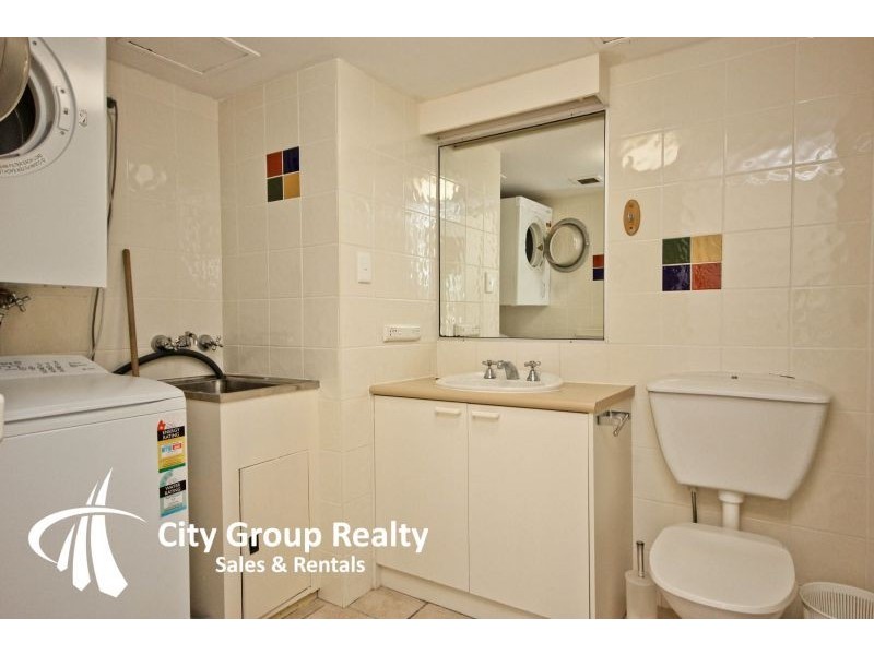 28 Northcliffe Terrace, Surfers Paradise QLD 4217