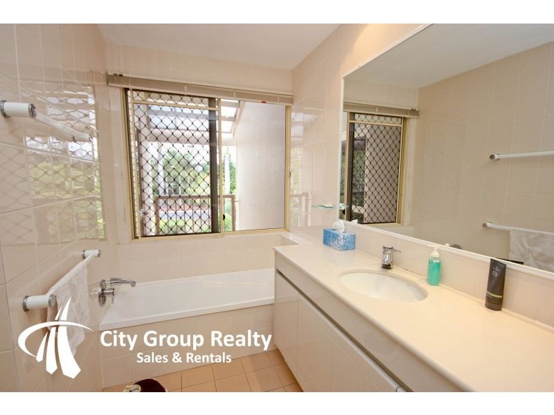 125 Santa Cruz Blvd, Clear Island Waters QLD 4226