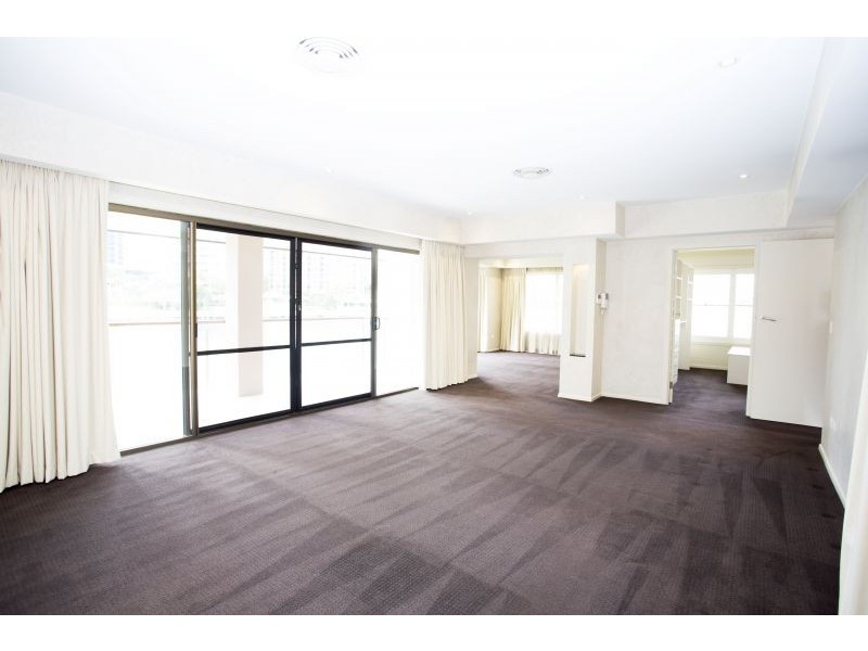 . Tarcoola Cres, Chevron Island QLD 4217