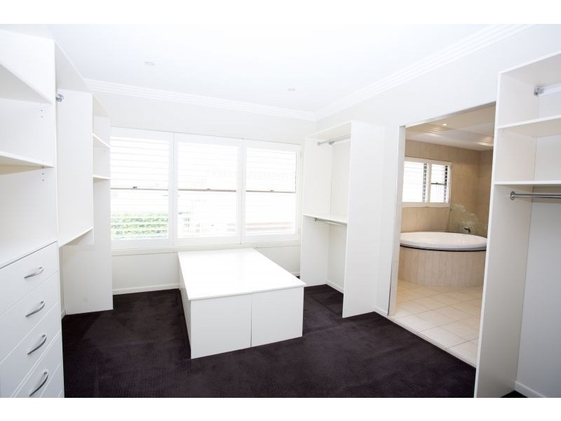 . Tarcoola Cres, Chevron Island QLD 4217