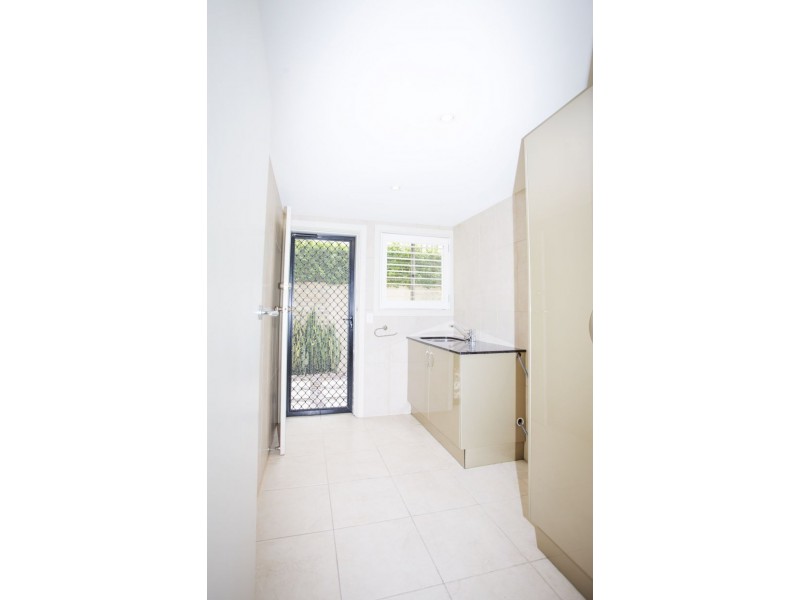 . Tarcoola Cres, Chevron Island QLD 4217