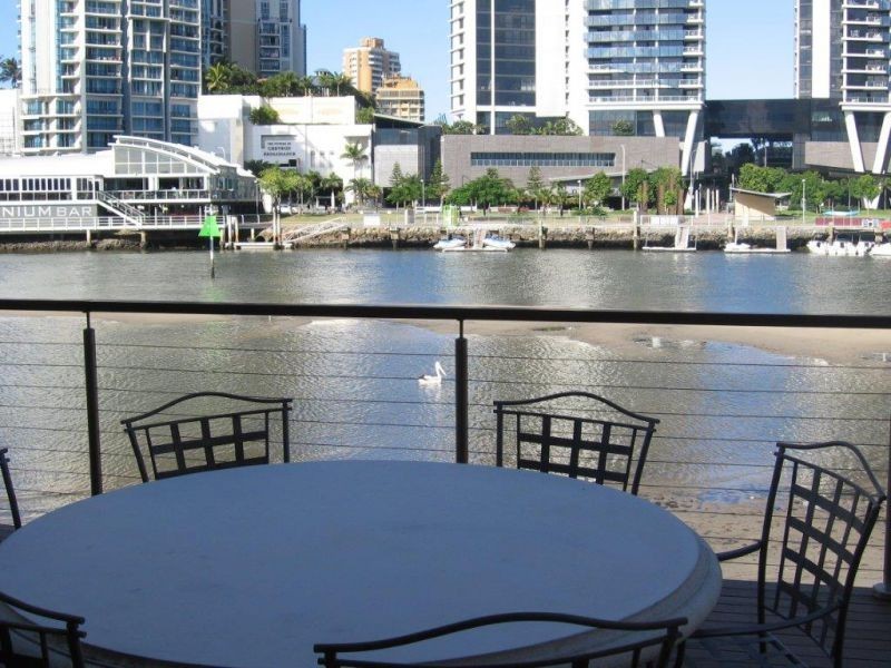 . Tarcoola Cres, Chevron Island QLD 4217