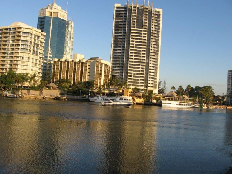 . Tarcoola Cres, Chevron Island QLD 4217