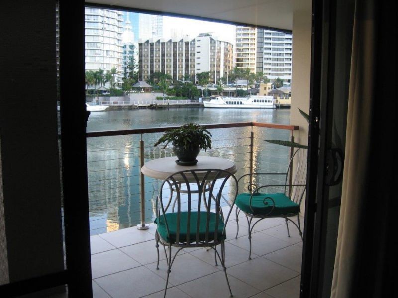 . Tarcoola Cres, Chevron Island QLD 4217