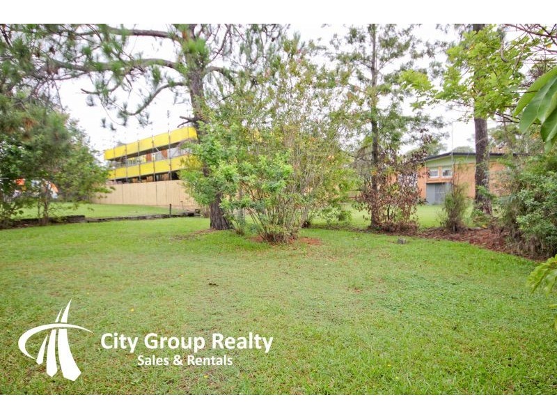 2.82 Eugaree Street, Southport QLD 4215