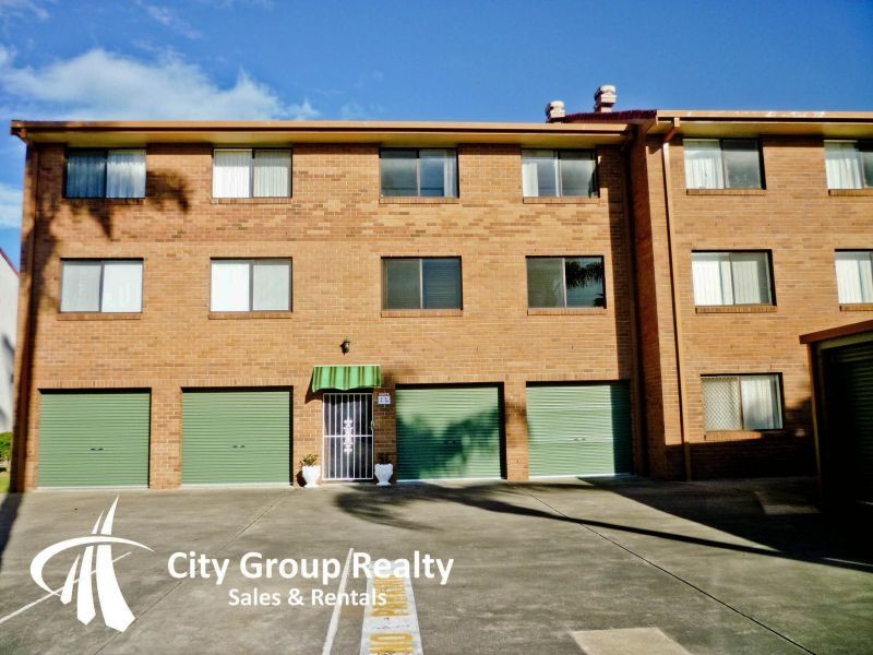 33 Duet Drive, Mermaid Waters QLD 4218