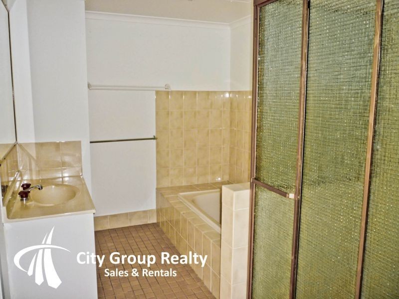 33 Duet Drive, Mermaid Waters QLD 4218