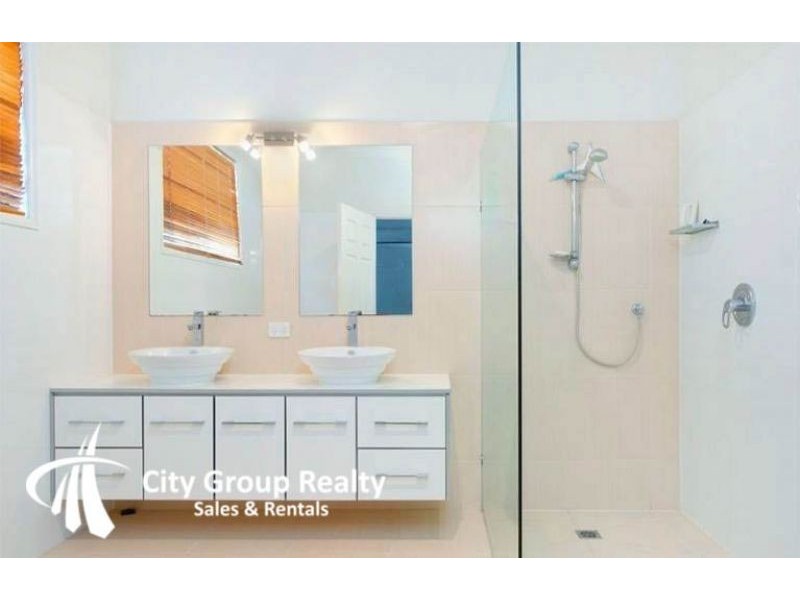 42 Sickle Avenue, Hope Island QLD 4212