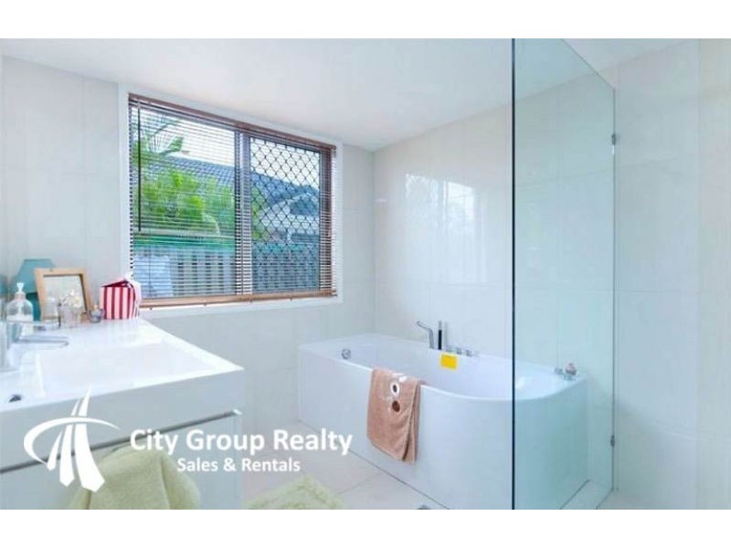 42 Sickle Avenue, Hope Island QLD 4212