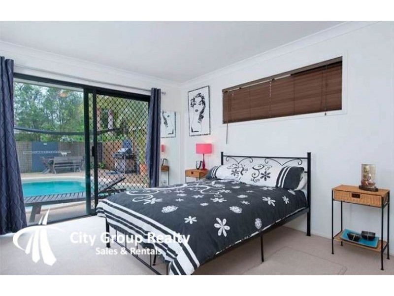 42 Sickle Avenue, Hope Island QLD 4212