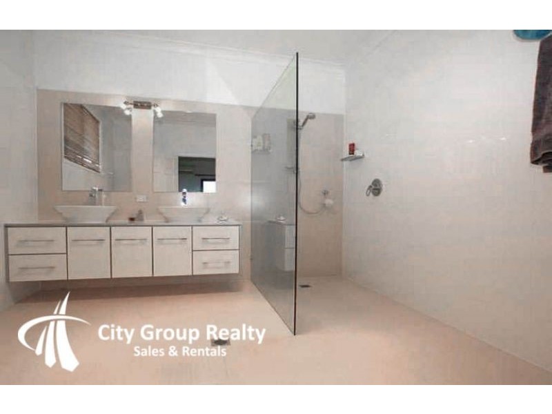 42 Sickle Avenue, Hope Island QLD 4212