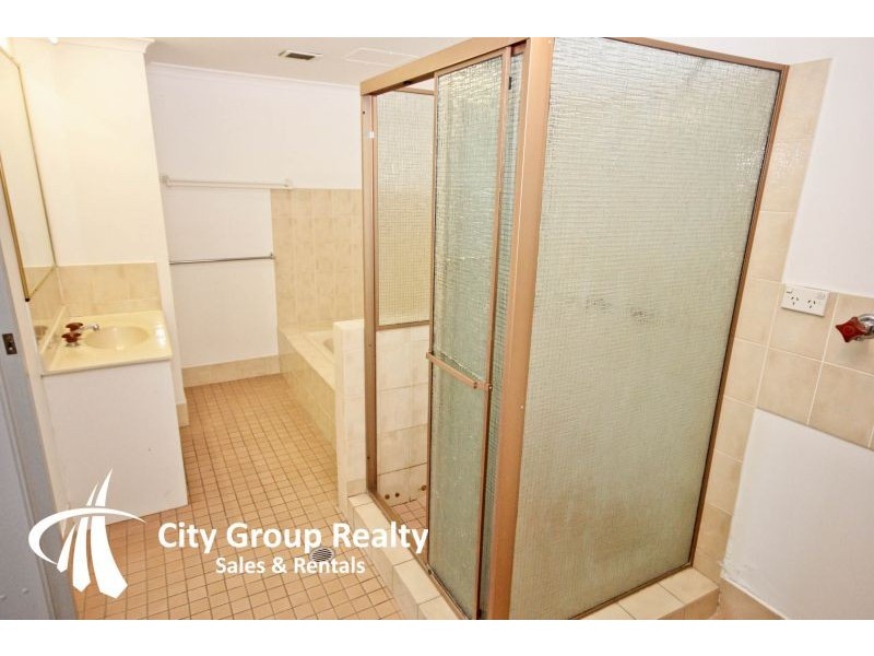 33 Duet Drive, Mermaid Waters QLD 4218