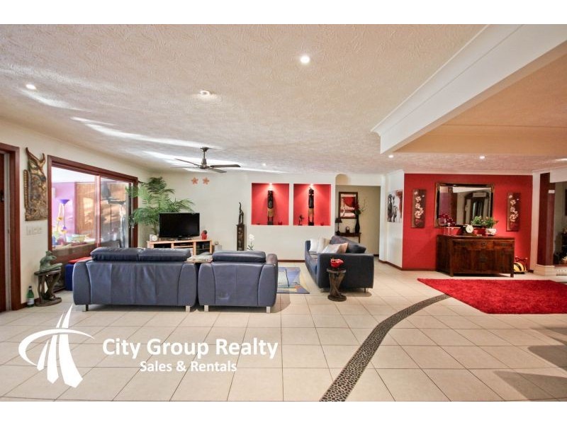 10 Cedar Place, Broadbeach Waters QLD 4218