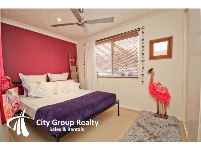 10 Cedar Place, Broadbeach Waters QLD 4218