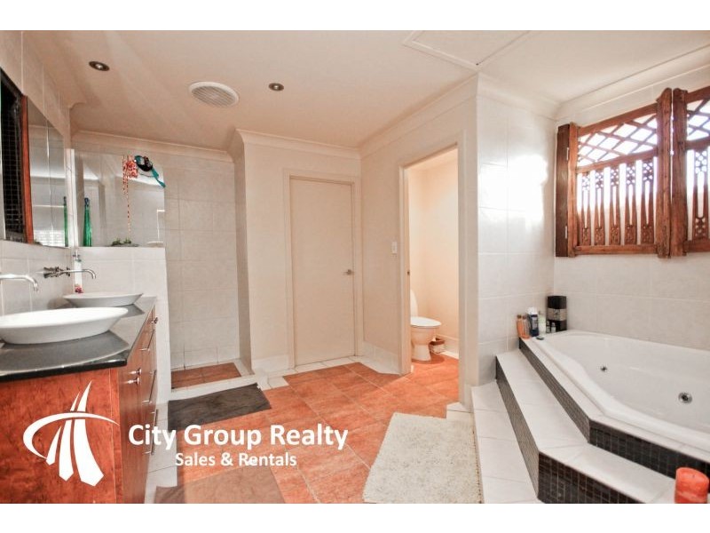 10 Cedar Place, Broadbeach Waters QLD 4218