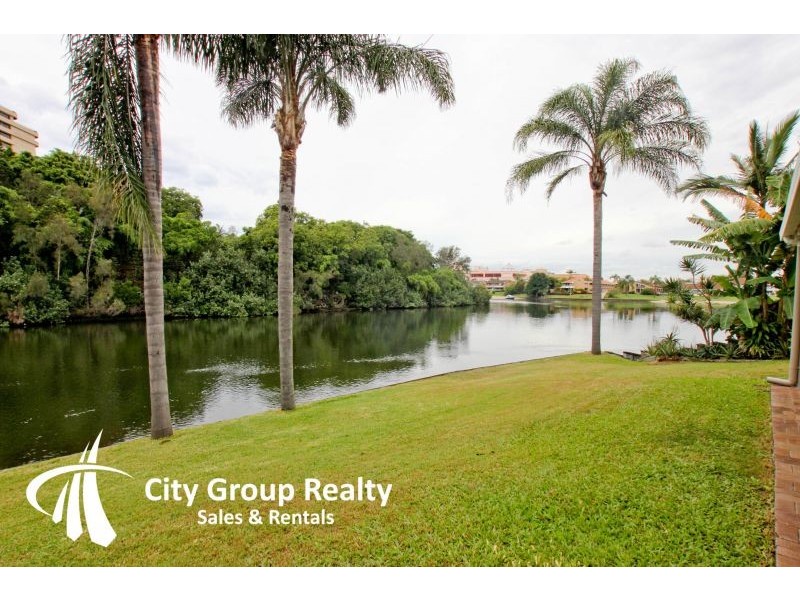 2 Lakeland Key, Broadbeach Waters QLD 4218