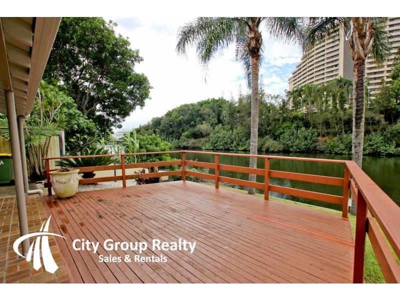 2 Lakeland Key, Broadbeach Waters QLD 4218