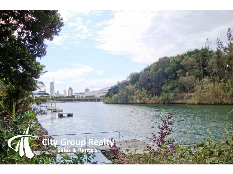 2 Lakeland Key, Broadbeach Waters QLD 4218