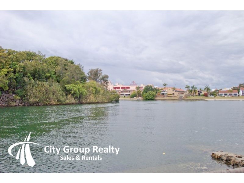 2 Lakeland Key, Broadbeach Waters QLD 4218