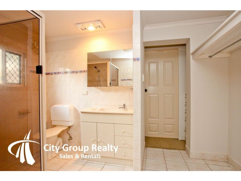 2 Lakeland Key, Broadbeach Waters QLD 4218