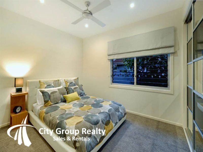22 River Crescent, Broadbeach Waters QLD 4218