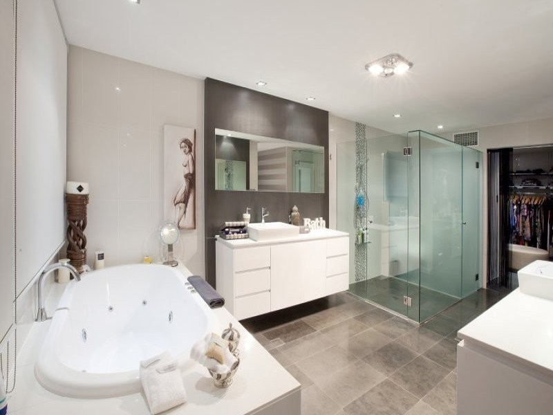 5008 Riverwood Grove, Benowa QLD 4217