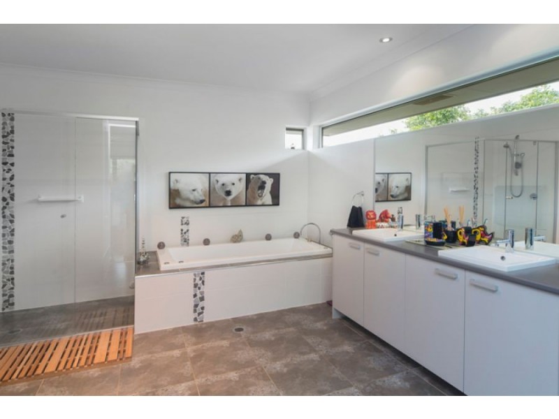 4 Lagoon Park Drive, Maudsland QLD 4210