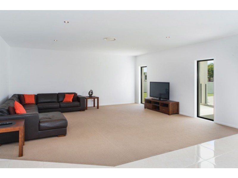 46 SALVADO DR, Pacific Pines QLD 4211