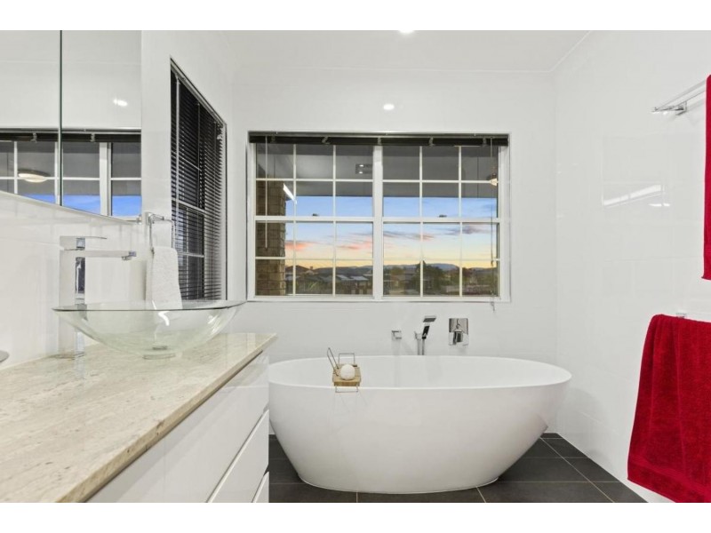 6 Pebble Beach Drive, Runaway Bay QLD 4216