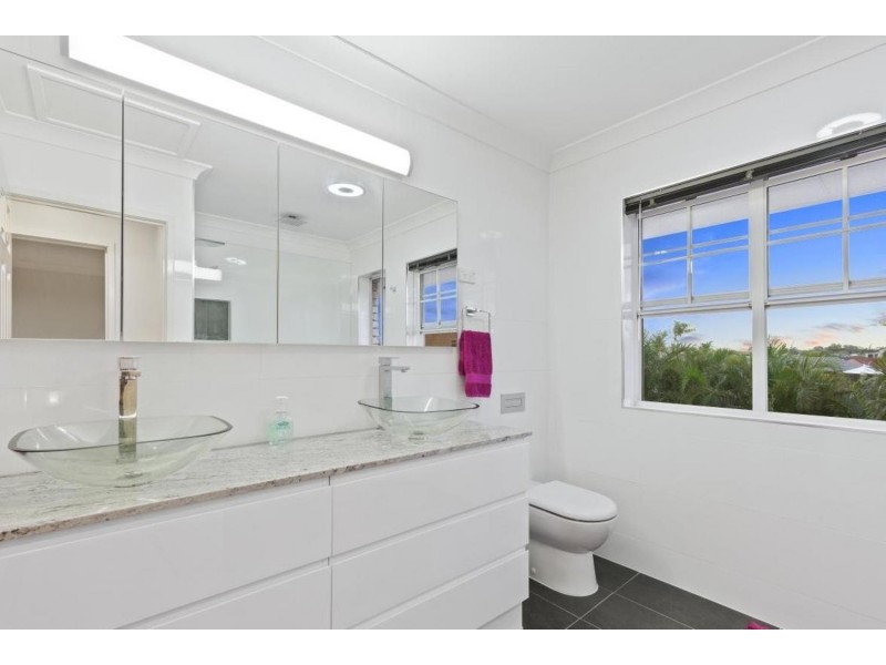 6 Pebble Beach Drive, Runaway Bay QLD 4216