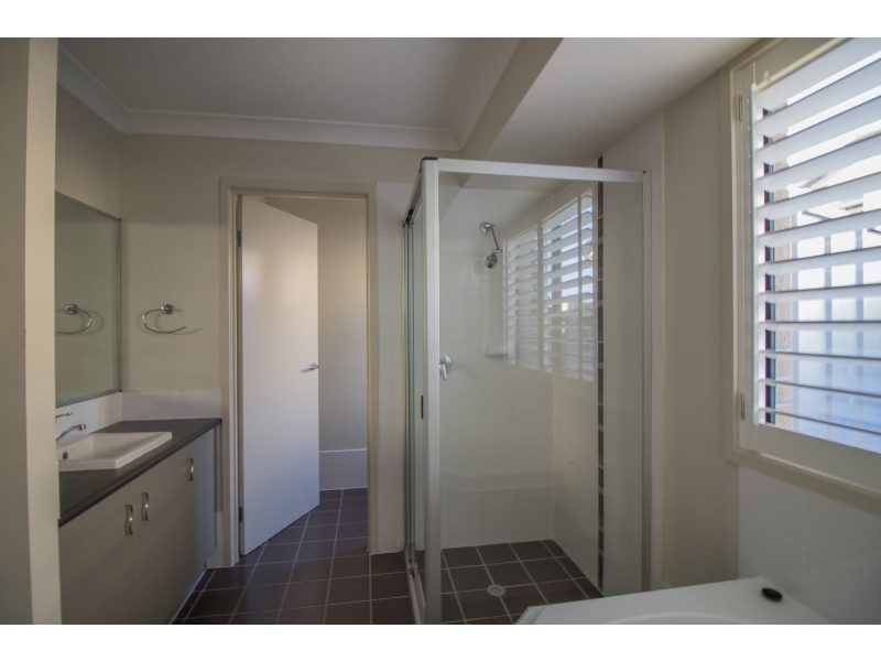 1 Wunburra Circle, Pacific Pines QLD 4211
