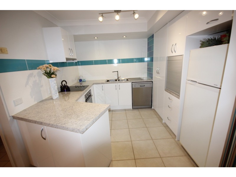 2/146 Central Street, Labrador QLD 4215