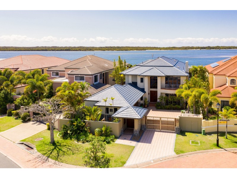 2 Sir Galahad Close, Sovereign Islands QLD 4216