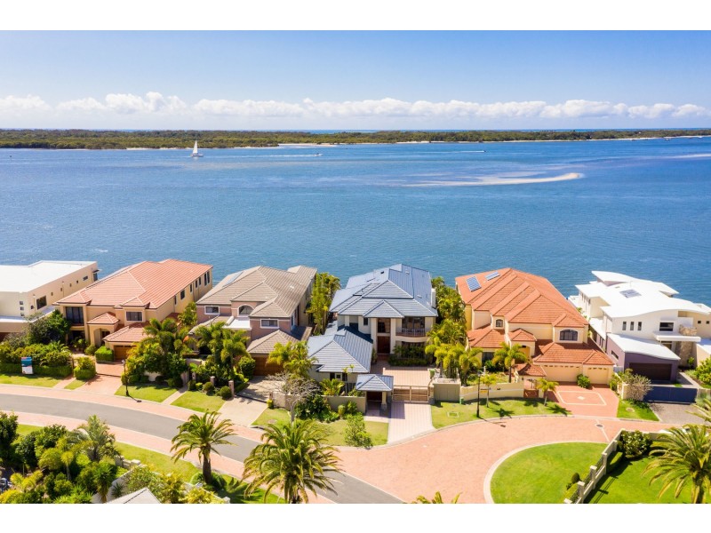 2 Sir Galahad Close, Sovereign Islands QLD 4216