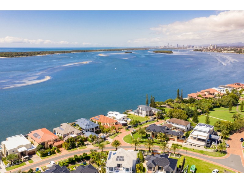 2 Sir Galahad Close, Sovereign Islands QLD 4216