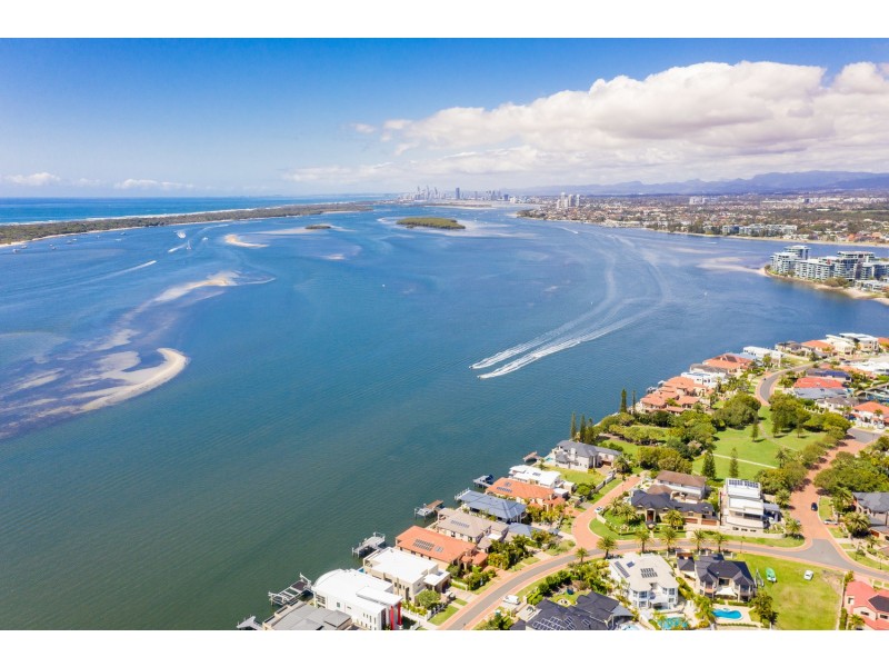 2 Sir Galahad Close, Sovereign Islands QLD 4216