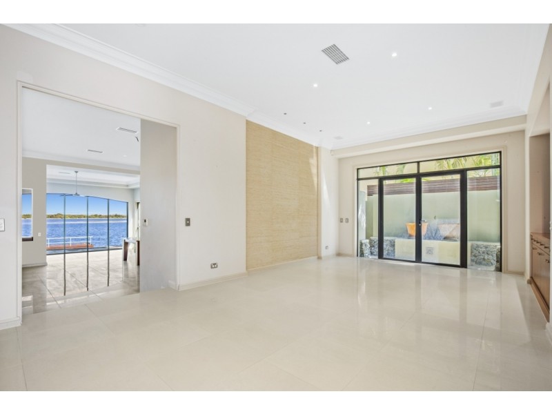 2 Sir Galahad Close, Sovereign Islands QLD 4216