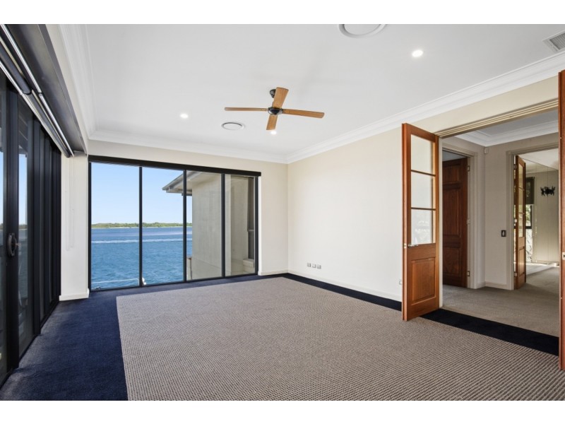 2 Sir Galahad Close, Sovereign Islands QLD 4216