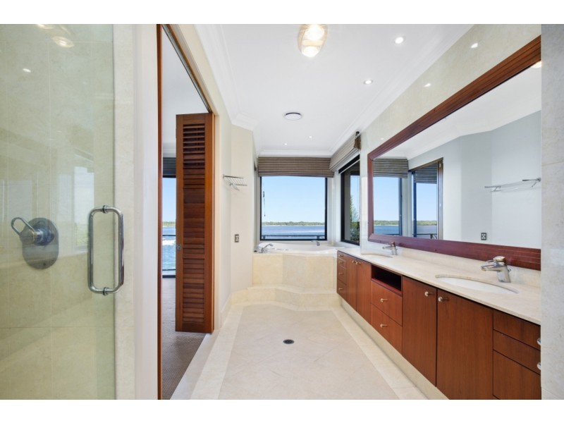 2 Sir Galahad Close, Sovereign Islands QLD 4216