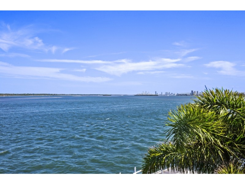 2 Sir Galahad Close, Sovereign Islands QLD 4216