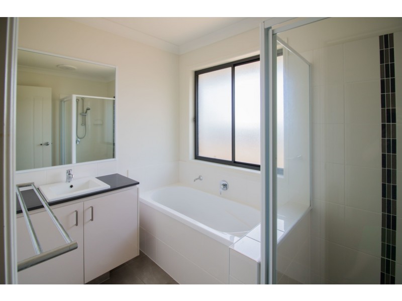 8 Alfred Raymond Hulse Drive, Upper Coomera QLD 4209